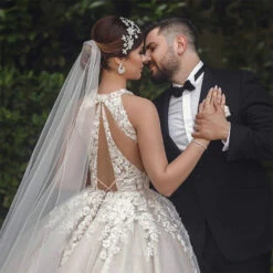 Robe De Mariée Princesse Dentelle Longue Traine 9 Robe De Mariée Princesse Dentelle Longue Traine -Princesse Magique Cosplay Boutique Robe De mari e musulmane en dentelle luxueuse Robe De bal sans manches avec tra ne 2 1